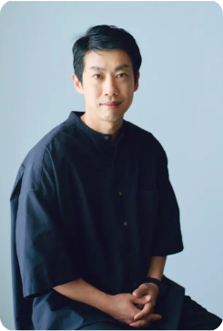 顧問 吉岡拓也の近影写真。