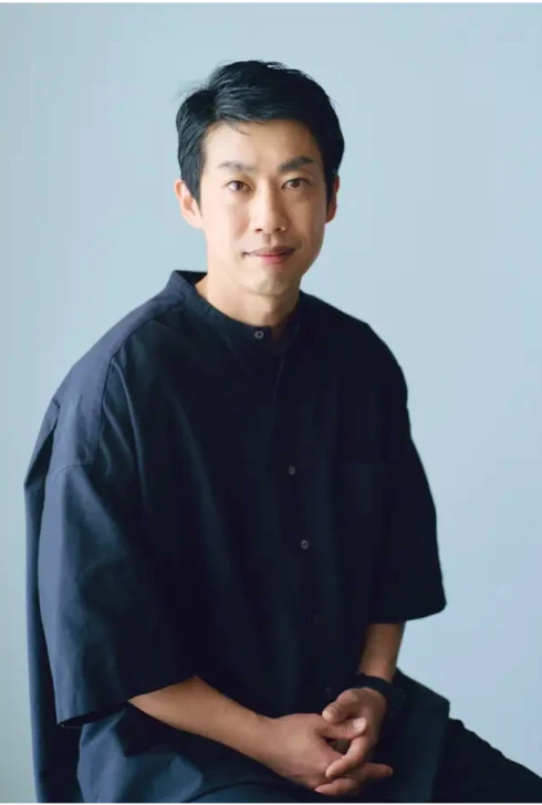 顧問 吉岡拓也の近影写真。