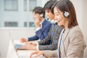 開業時の手続きをサポートするオペレーターのイメージ写真。ヘッドセットをつけた3人のオペレーターが、オンラインで打ち合わせしている。