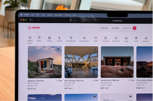 競合ベンチマークのイメージ画像。Airbnbの画面が表示されている。