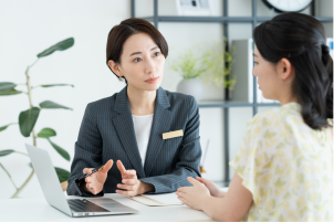 スタッフとオーナーが相談している様子